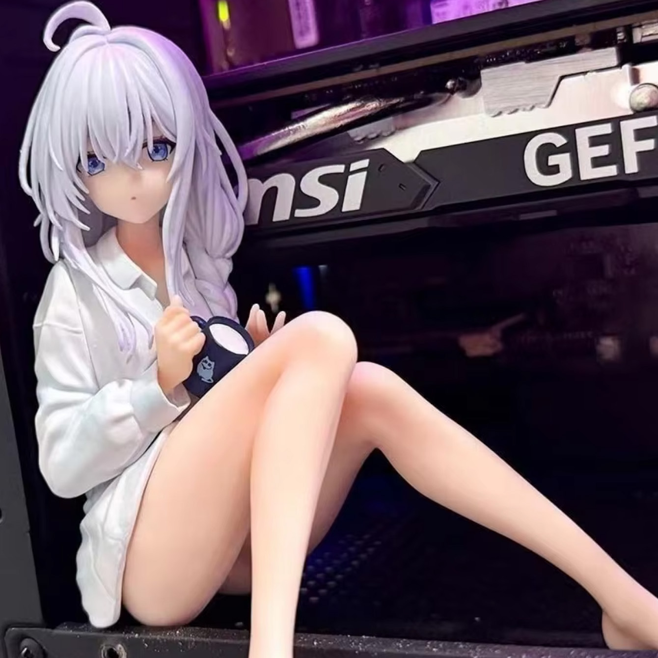 Figura de Elaina: La Bruja Err - Pc Gaming Case reseña y precio